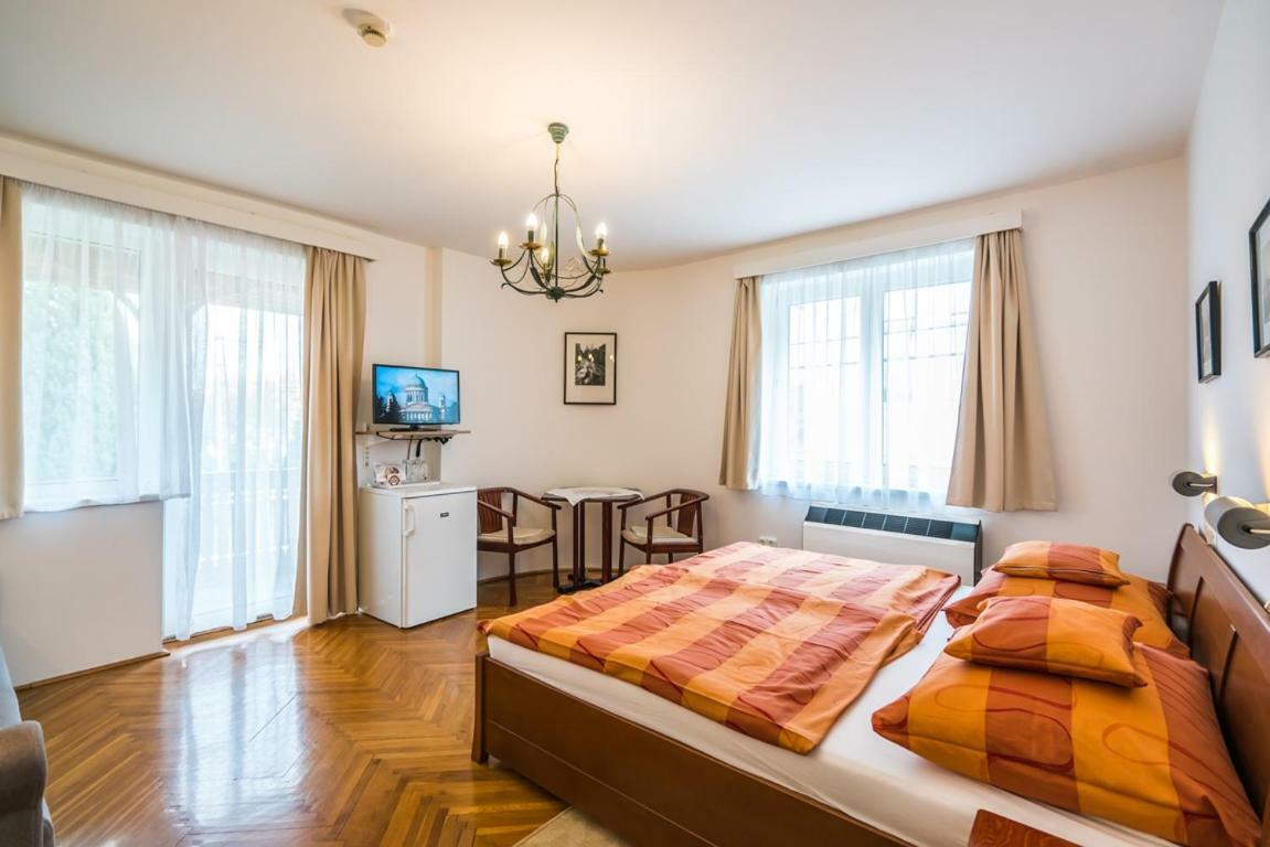 Szent Kristof Panzio Hotel Esztergom Exterior foto